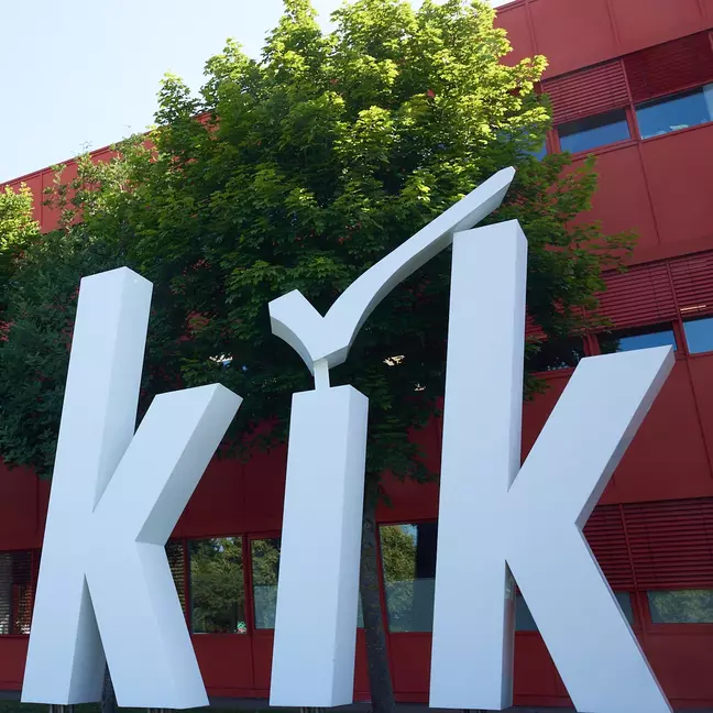 Veľké logo KiK vo vonkajšom priestore centrály KiK