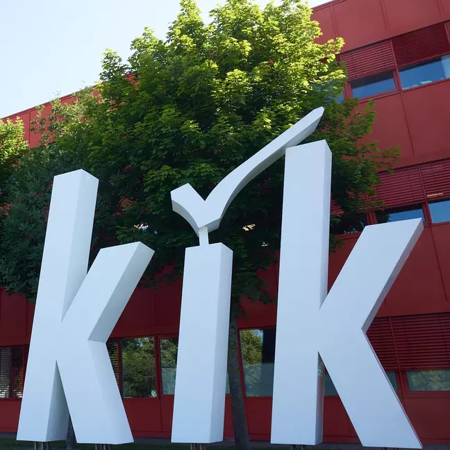 Veľké logo KiK vo vonkajšom priestore centrály KiK