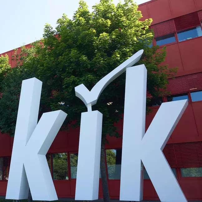 Veľké logo KiK vo vonkajšom priestore centrály KiK