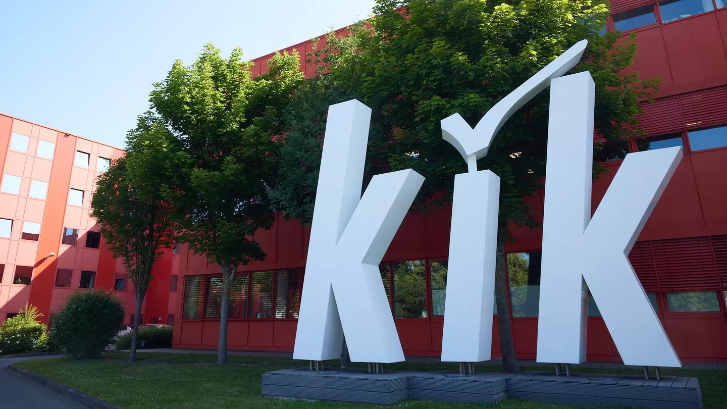 Veľké logo KiK vo vonkajšom priestore centrály KiK