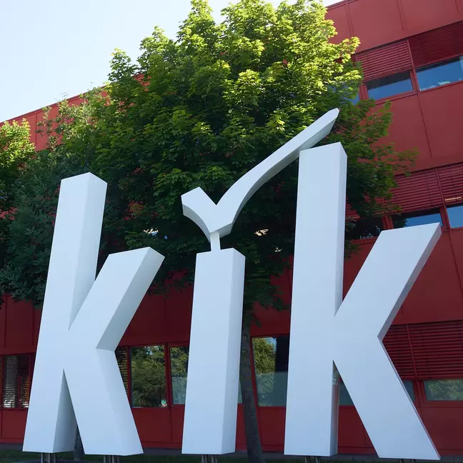 Veľké logo KiK vo vonkajšom priestore centrály KiK
