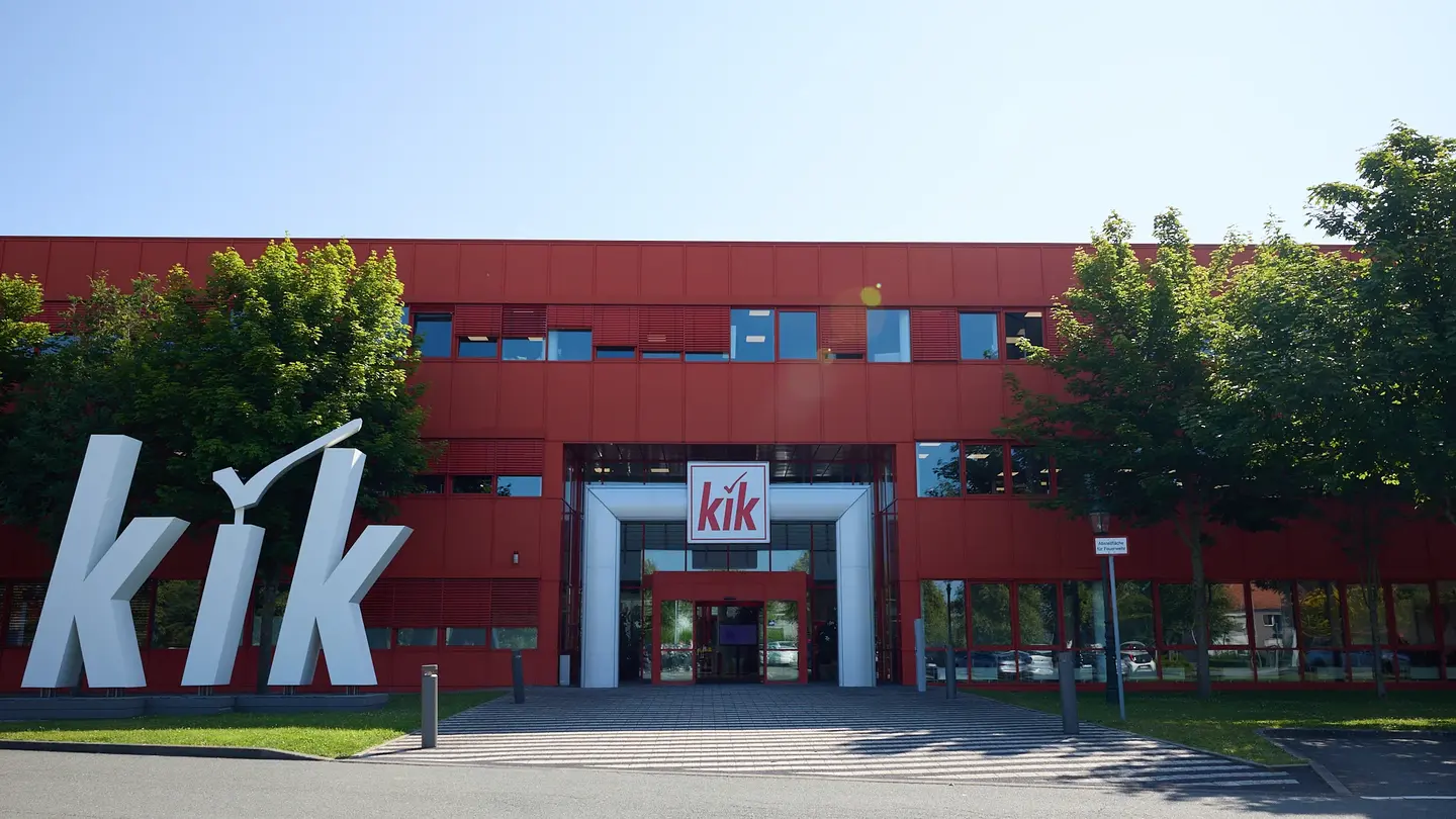 Vstupná hala centrály KiK v Bönene s veľkým logom KiK.