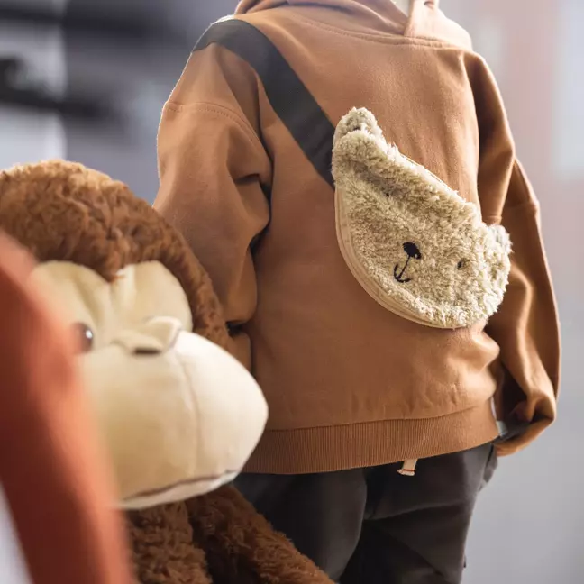 Detský sveter s vreckom z fleecu na bruchu, ktorý symbolizuje množstvo tovaru predávaného v internetovom obchode KiK