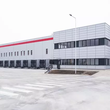V roku 2017 sa otvorí logistické centrum na Slovensku a začnú sa otvárať prvé pobočky v Taliansku