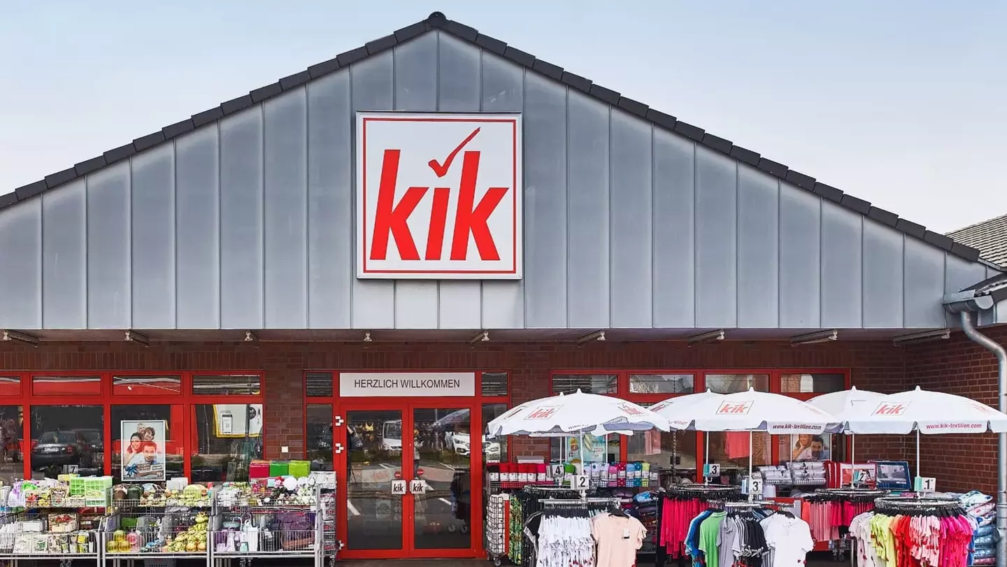 Predajňa KiK s veľkým logom KiK a rozsiahlou vonkajšou predajnou plochou