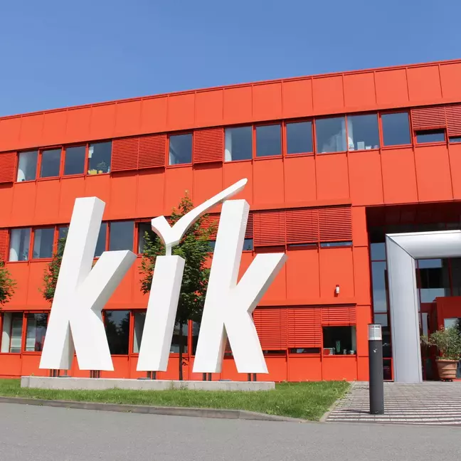 Vstupná časť centrály KiK v Bönen s veľkým logom KiK